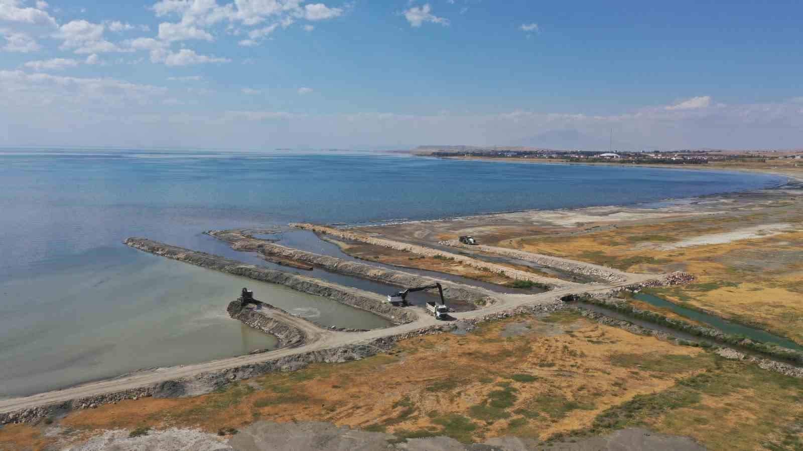 Van Gölü’nde 2 milyon 86 bin metreküp dip çamuru temizlendi
