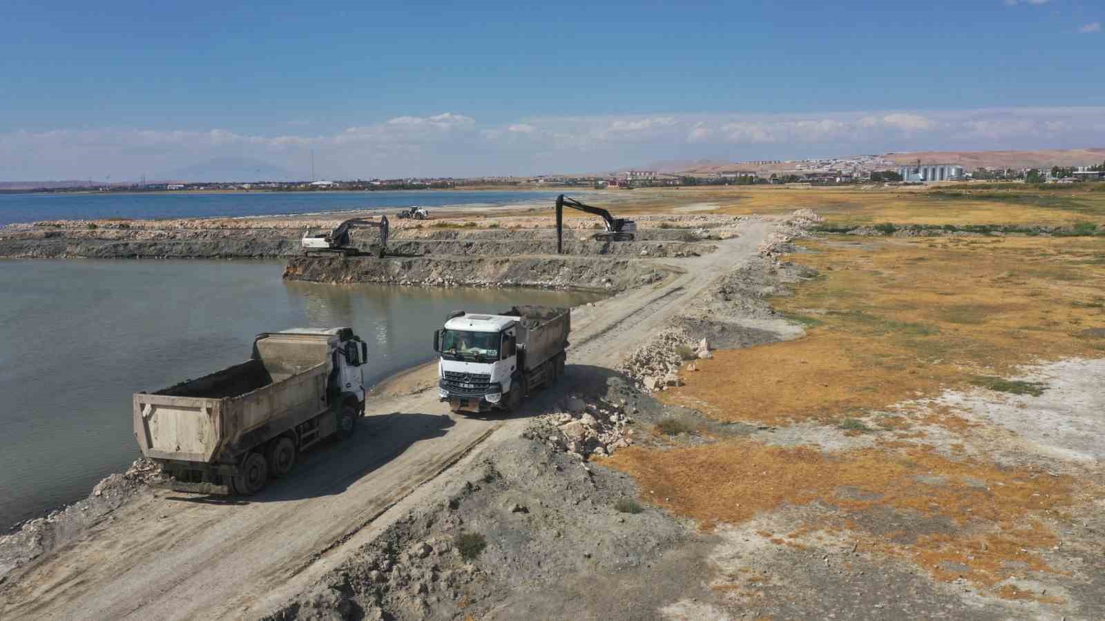 Van Gölü’nde 2 milyon 86 bin metreküp dip çamuru temizlendi
