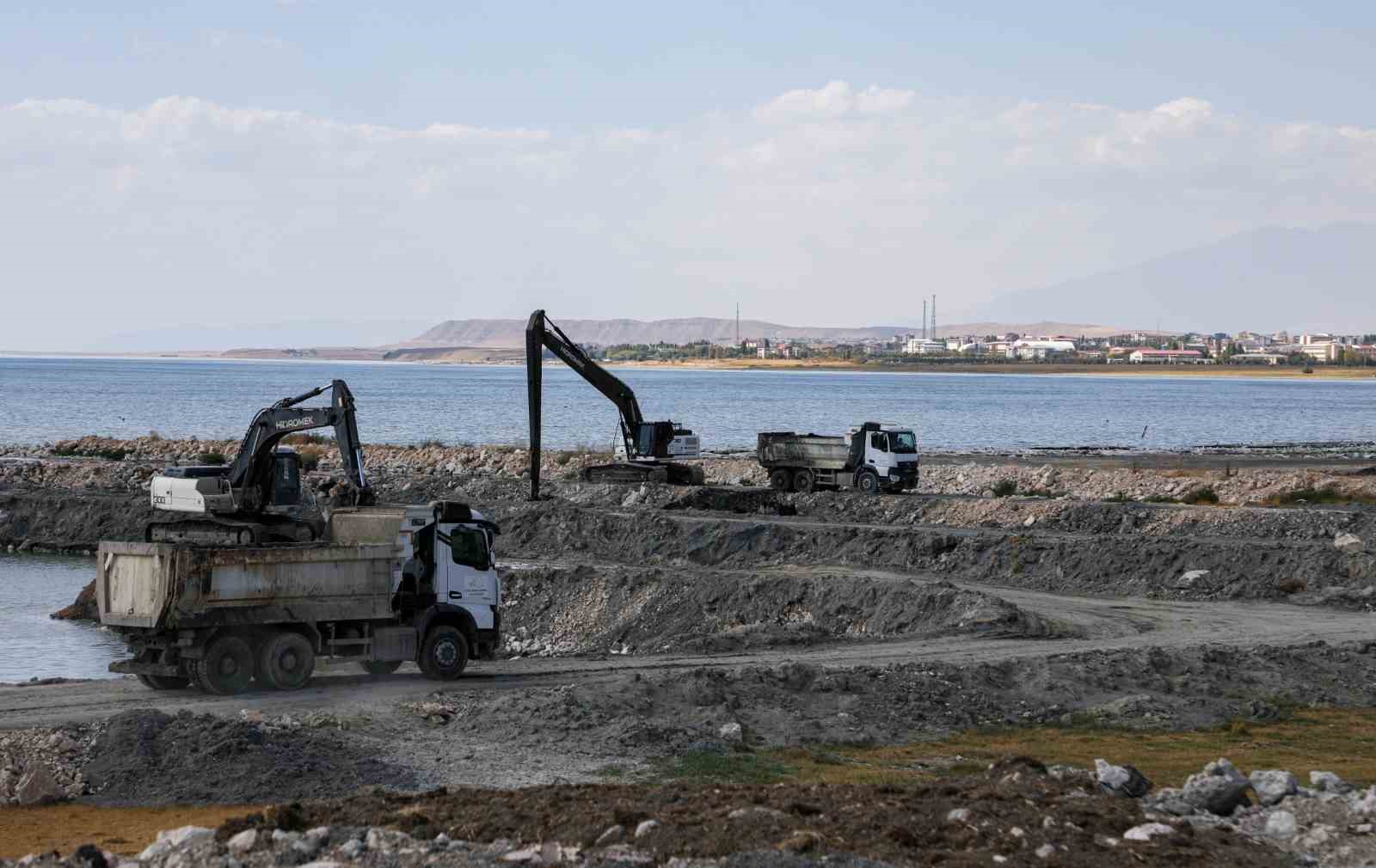 Van Gölü’nde 2 milyon 86 bin metreküp dip çamuru temizlendi
