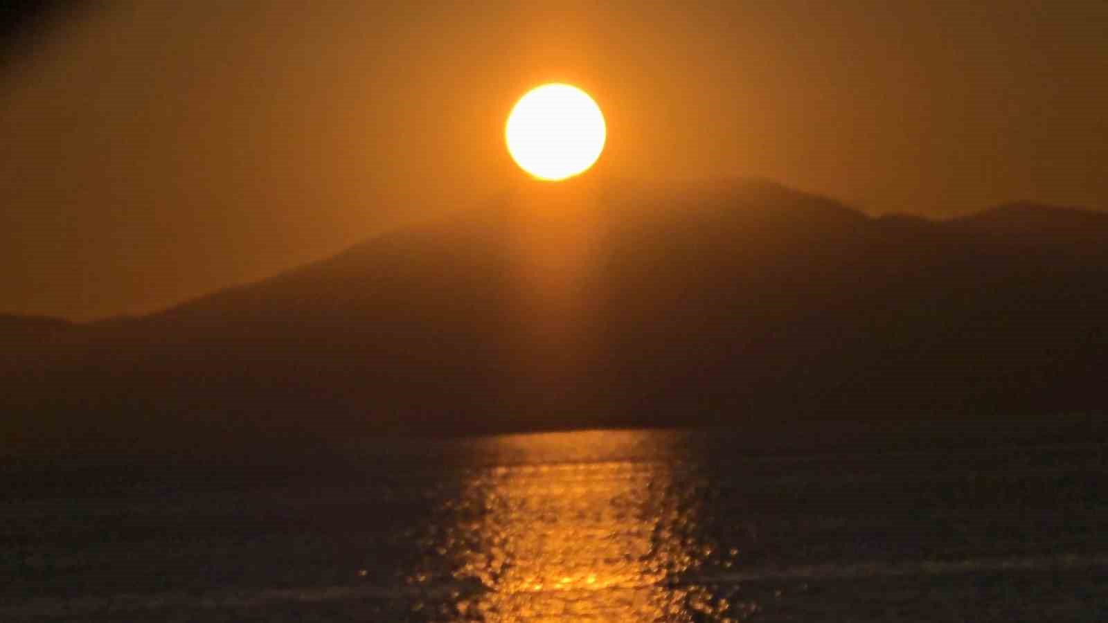 Van Gölü’nde güneşin vedası mest etti
