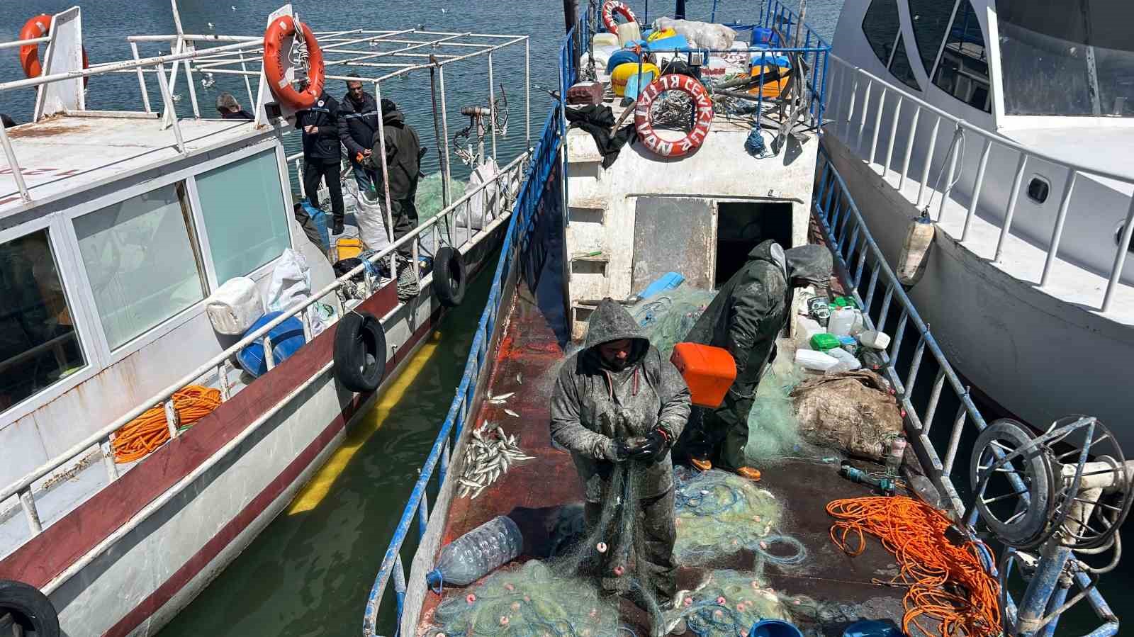 Van Gölü’nde inci kefali için av yasağı: Kaçak avlanmanın cezası 16 bin TL
Van Gölü’nde inci kefali için av yasağı: Kaçak avlanmanın cezası 16 bin TL