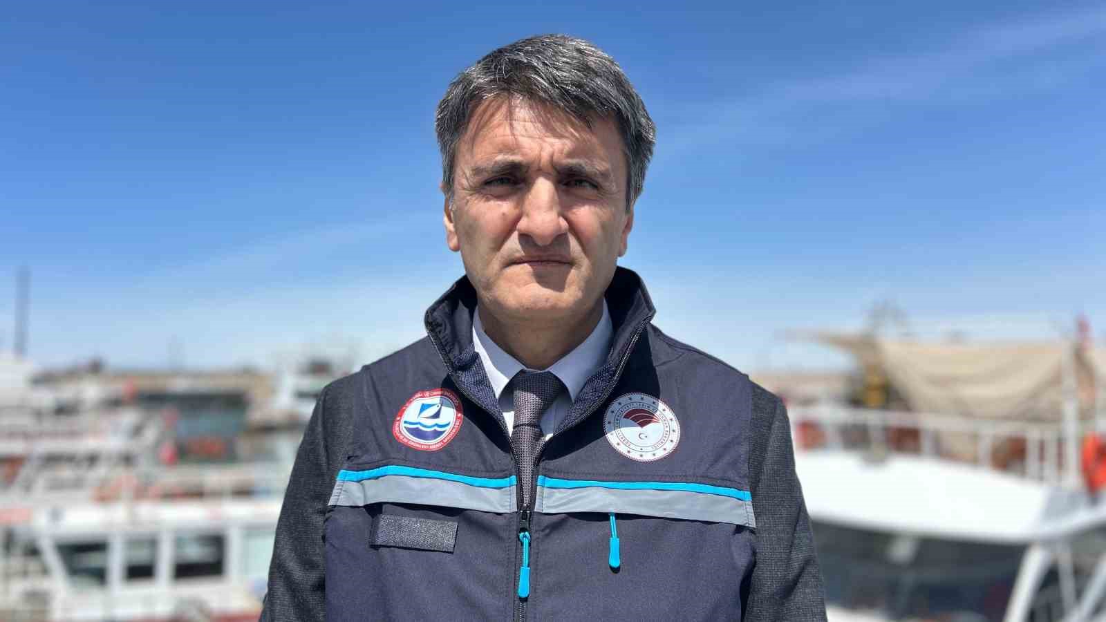 Van Gölü’nde inci kefali için av yasağı: Kaçak avlanmanın cezası 16 bin TL
Van Gölü’nde inci kefali için av yasağı: Kaçak avlanmanın cezası 16 bin TL