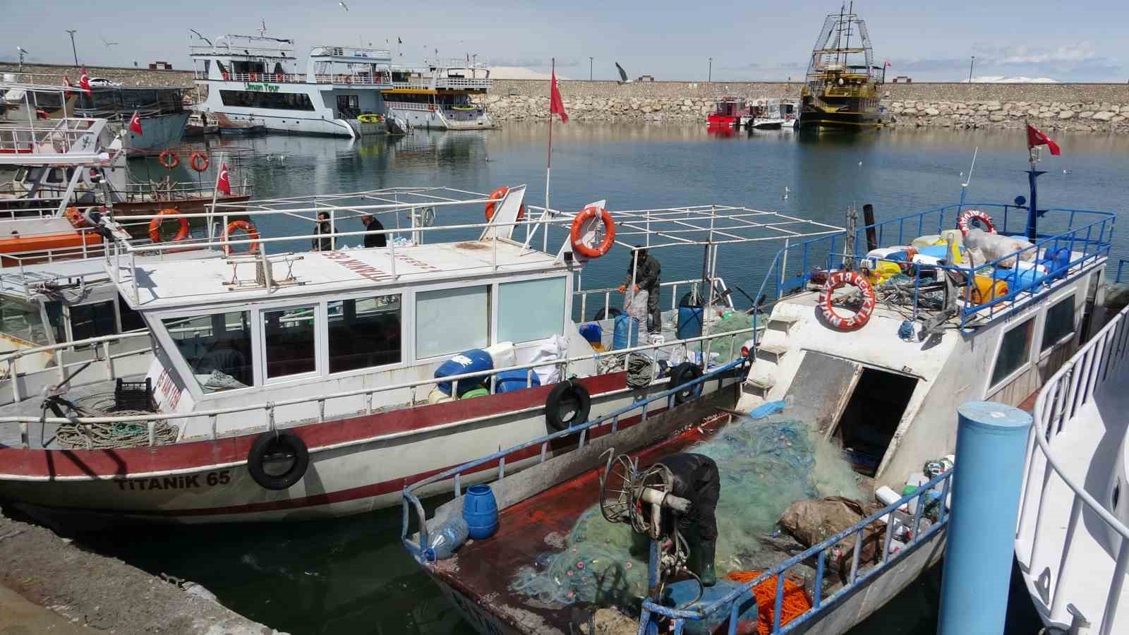 Van Gölü’nde inci kefali için av yasağı: Kaçak avlanmanın cezası 16 bin TL
Van Gölü’nde inci kefali için av yasağı: Kaçak avlanmanın cezası 16 bin TL