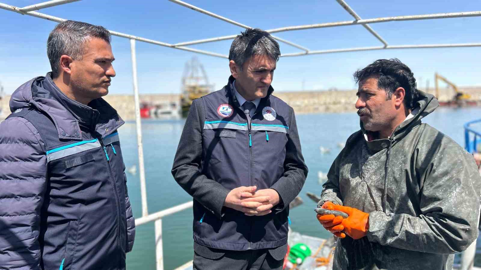 Van Gölü’nde inci kefali için av yasağı: Kaçak avlanmanın cezası 16 bin TL
Van Gölü’nde inci kefali için av yasağı: Kaçak avlanmanın cezası 16 bin TL