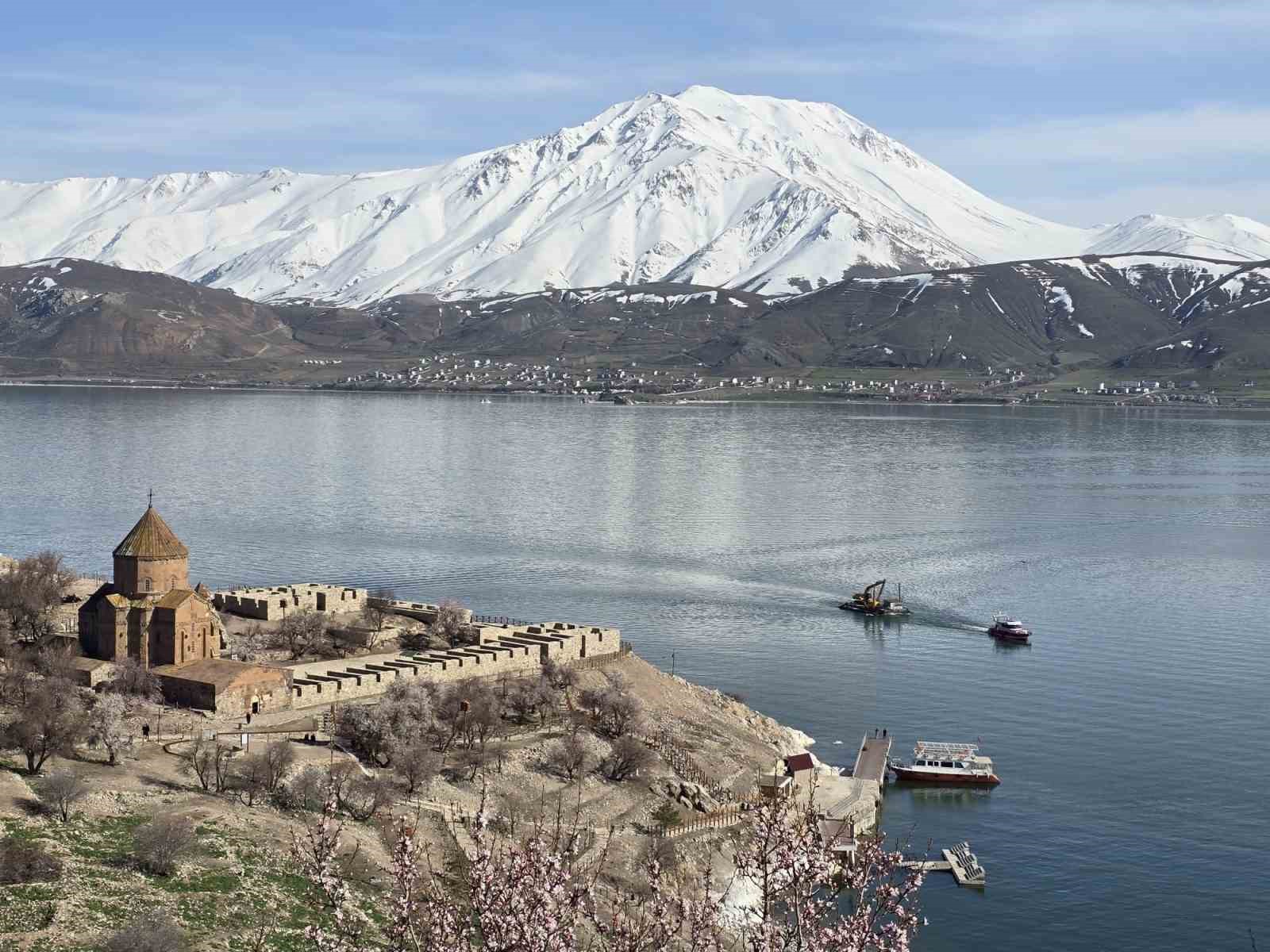 Van Gölü’nde sular çekildi, Akdamar’daki iskele yenileniyor
