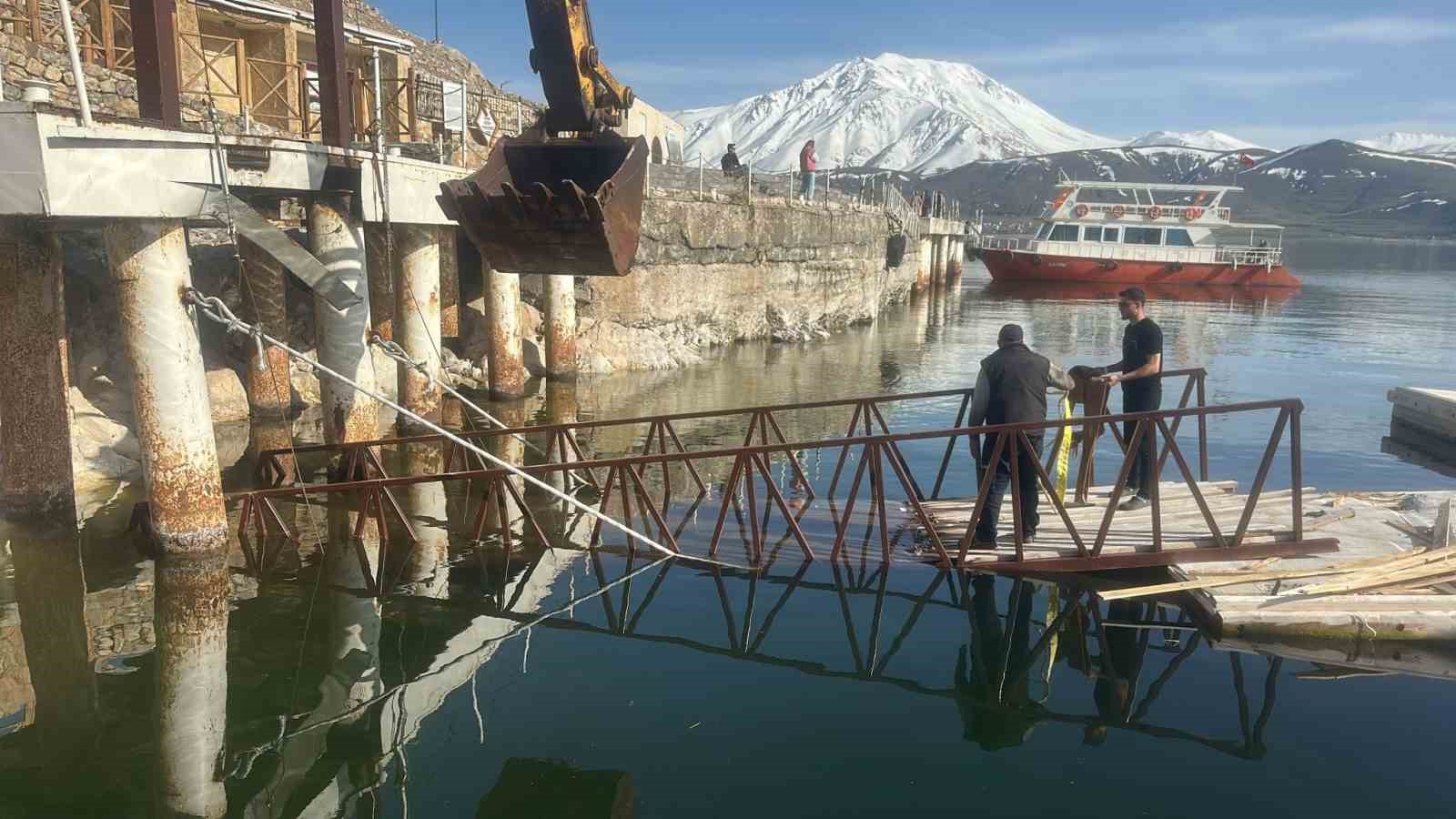 Van Gölü’nde sular çekildi, Akdamar’daki iskele yenileniyor
