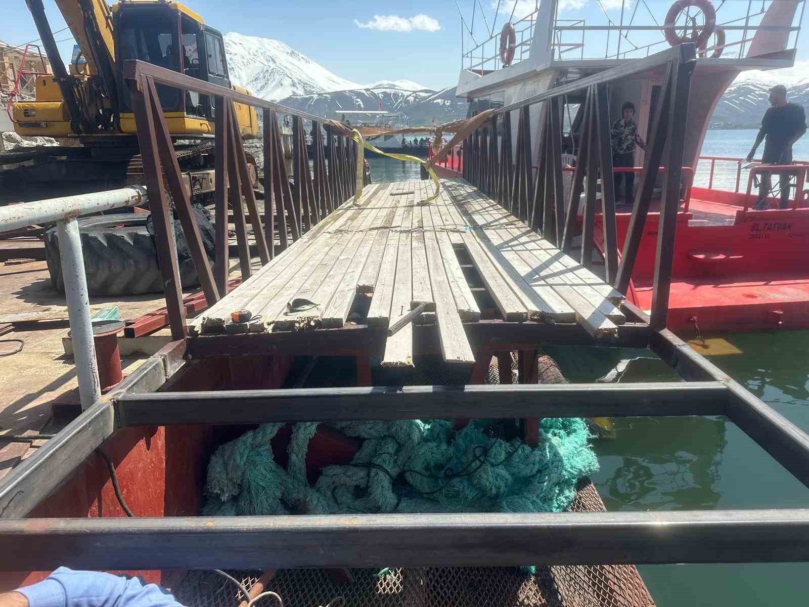 Van Gölü’nde sular çekildi, Akdamar’daki iskele yenileniyor
