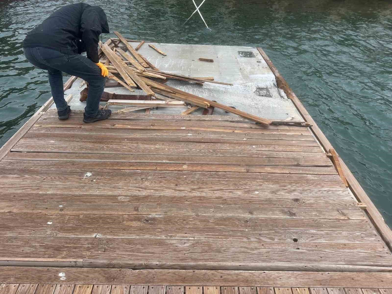 Van Gölü’nde sular çekildi, Akdamar’daki iskele yenileniyor
