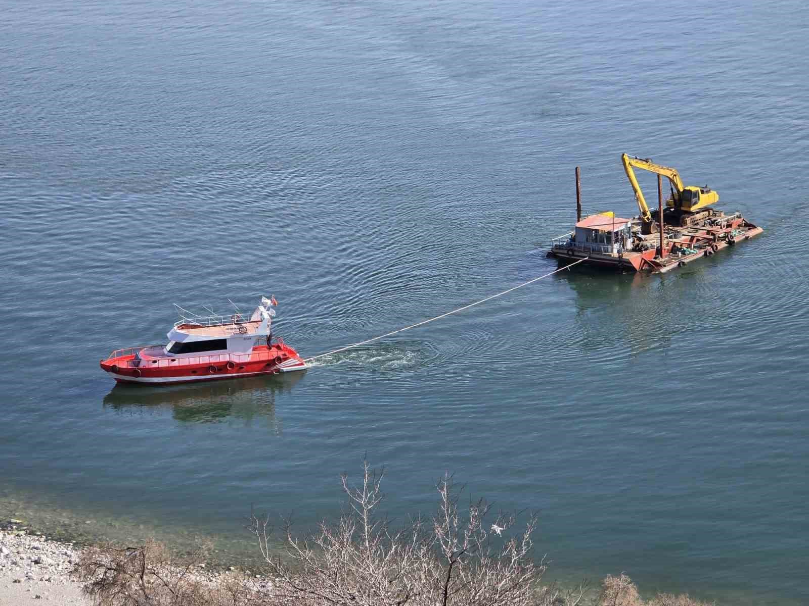 Van Gölü’nde sular çekildi, Akdamar’daki iskele yenileniyor
