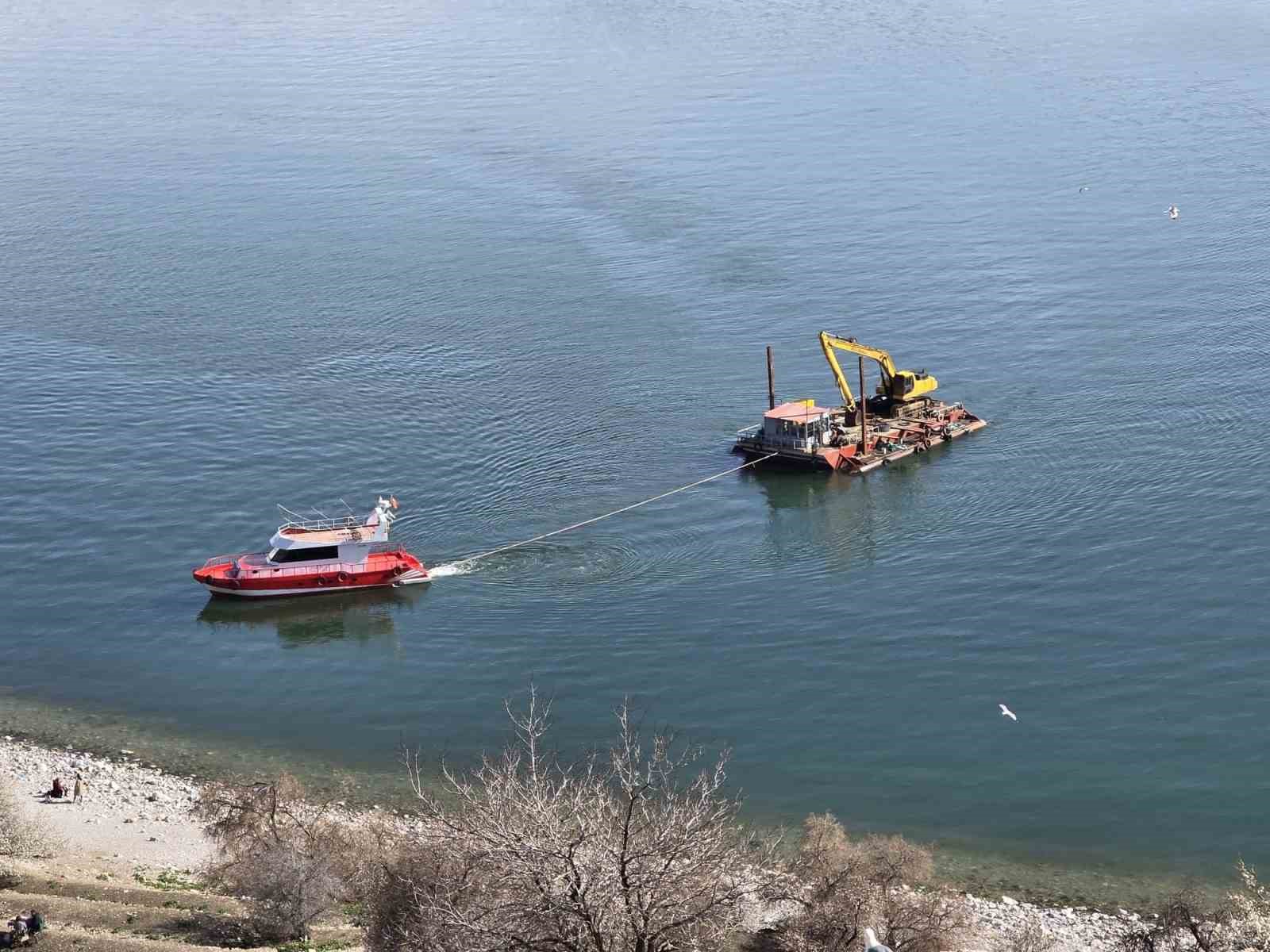 Van Gölü’nde sular çekildi, Akdamar’daki iskele yenileniyor
