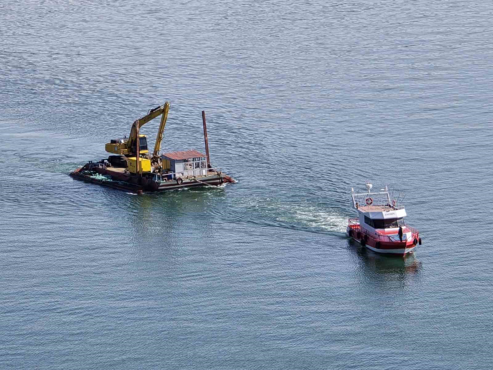 Van Gölü’nde sular çekildi, Akdamar’daki iskele yenileniyor

