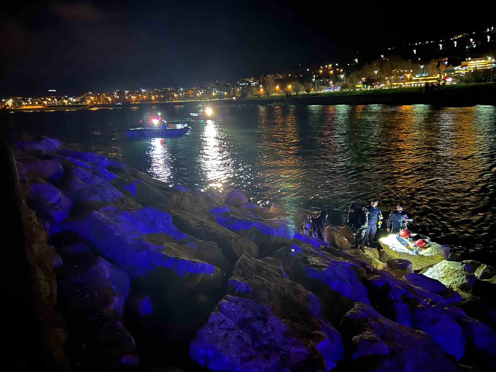 Van Gölü’ne düşen şahıs için kurtarma seferberliği
