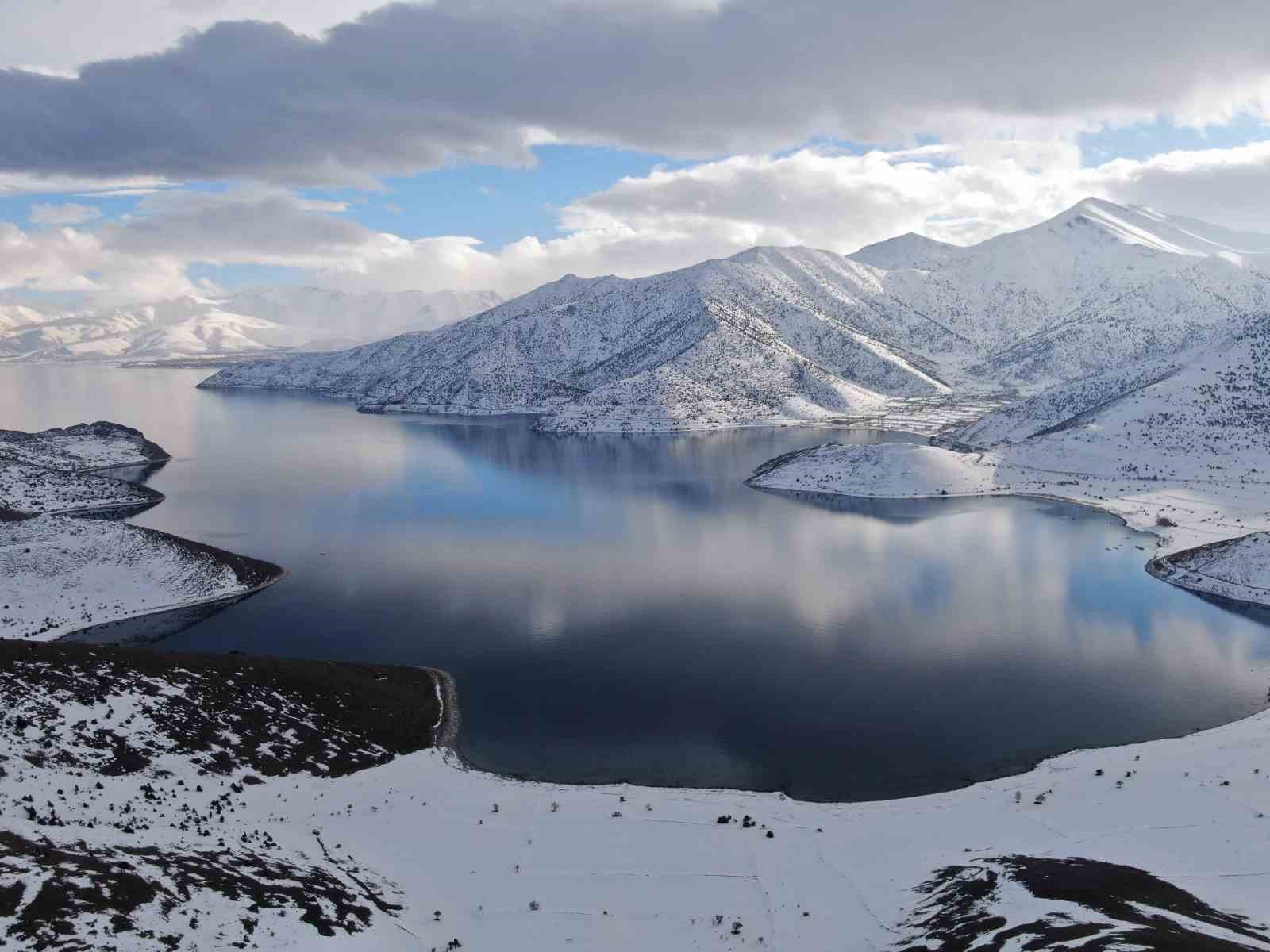 Van Gölü’nün masmavi suları karla buluştu
