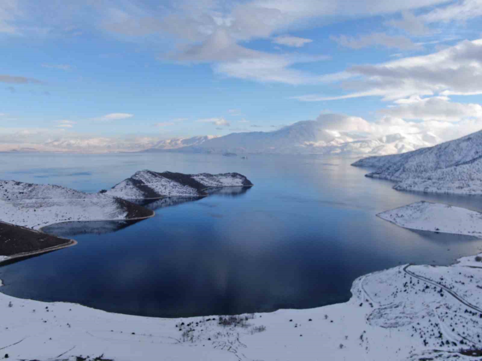 Van Gölü’nün masmavi suları karla buluştu
