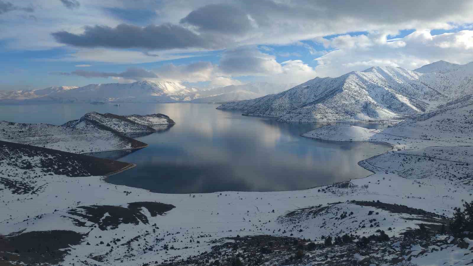 Van Gölü’nün masmavi suları karla buluştu
