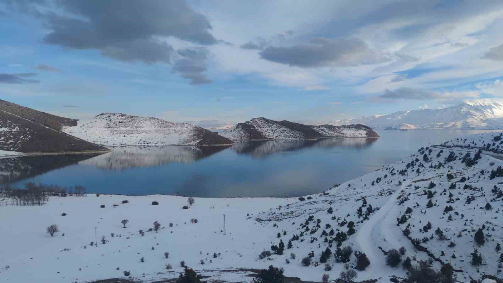 Van Gölü’nün masmavi suları karla buluştu
