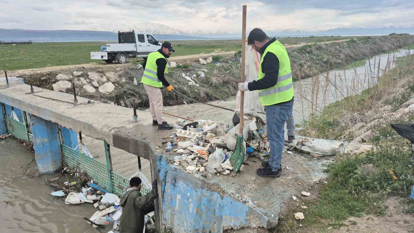 Van Gölü’nün sessiz kahramanları için yol temizliği
