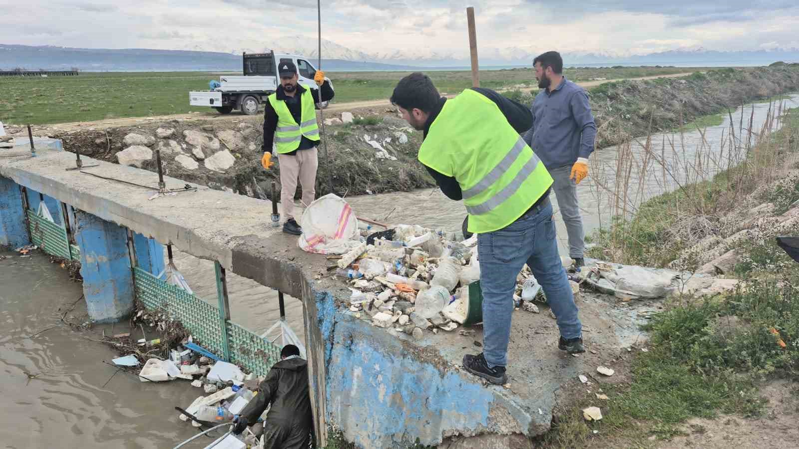Van Gölü’nün sessiz kahramanları için yol temizliği
