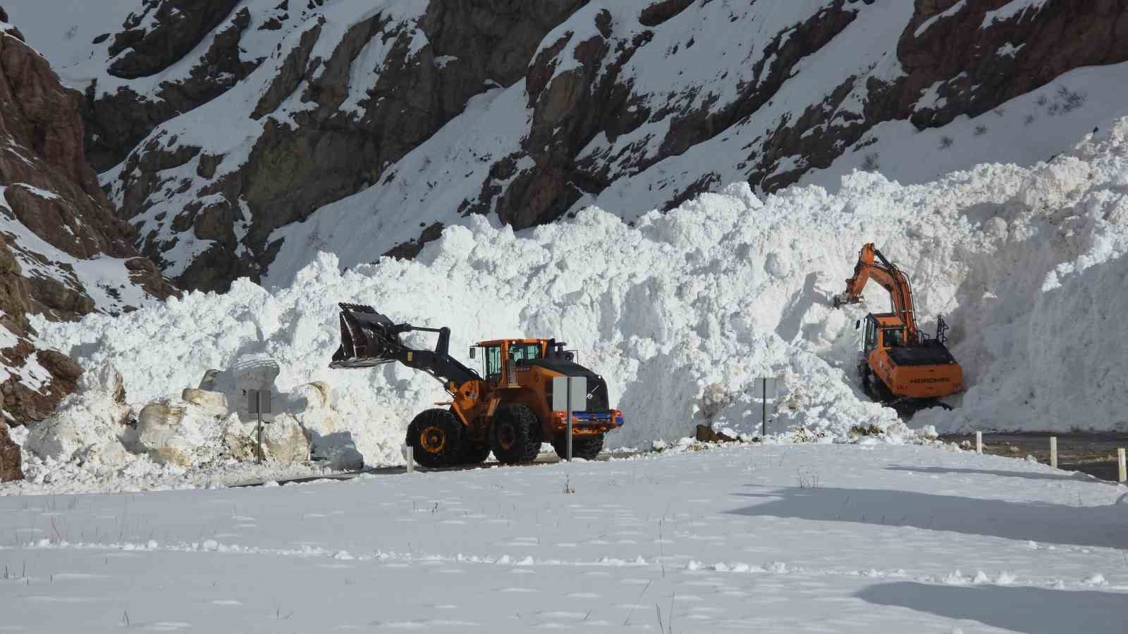 Van-Hakkari kara yolunda çığ sonrası çalışmalar sürüyor
Van-Hakkari kara yolunda çığ sonrası çalışmalar sürüyor