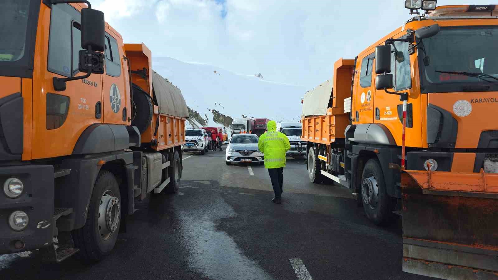 Van-Hakkari kara yolunda çığ sonrası çalışmalar sürüyor
Van-Hakkari kara yolunda çığ sonrası çalışmalar sürüyor