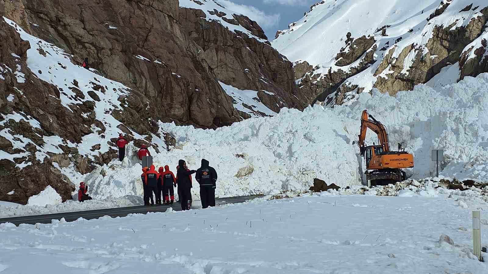 Van-Hakkari kara yolunda çığ sonrası çalışmalar sürüyor
Van-Hakkari kara yolunda çığ sonrası çalışmalar sürüyor