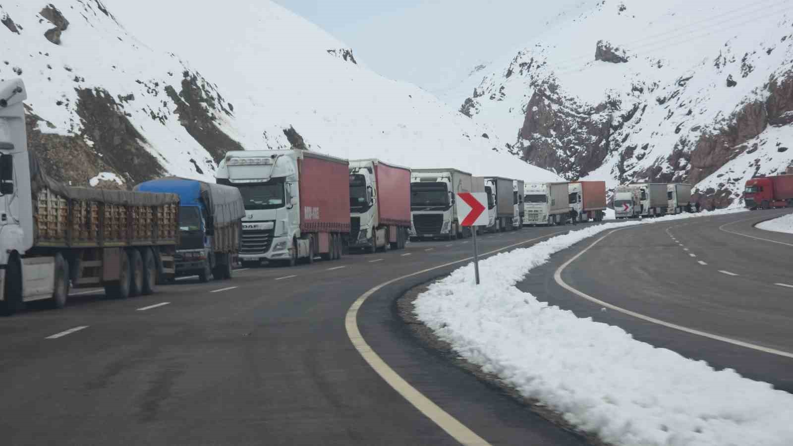Van-Hakkari kara yolunda çığ sonrası çalışmalar sürüyor
Van-Hakkari kara yolunda çığ sonrası çalışmalar sürüyor
