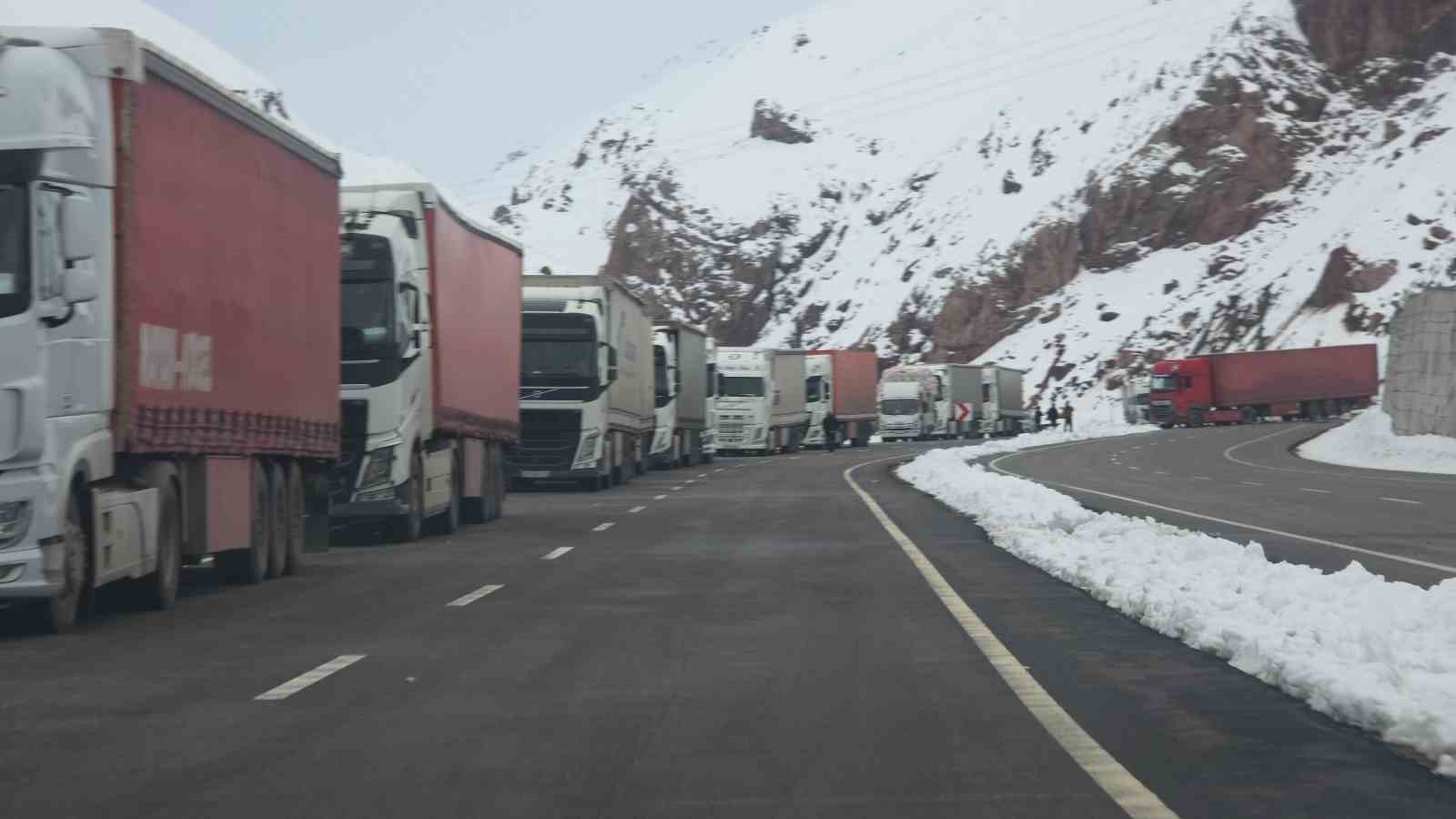 Van-Hakkari kara yolunda çığ sonrası çalışmalar sürüyor
Van-Hakkari kara yolunda çığ sonrası çalışmalar sürüyor