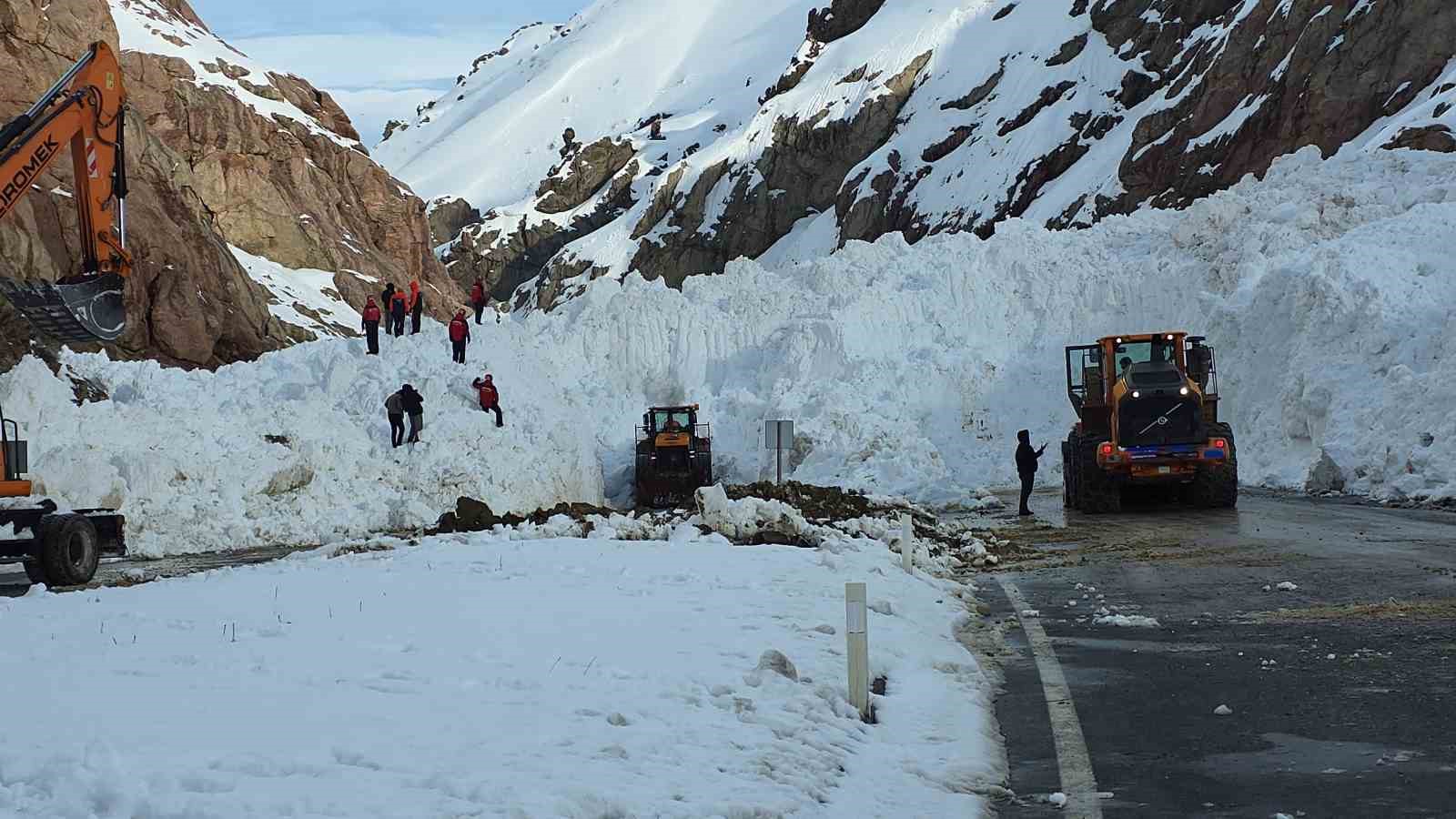 Van-Hakkari kara yolunda çığ sonrası çalışmalar sürüyor
Van-Hakkari kara yolunda çığ sonrası çalışmalar sürüyor
