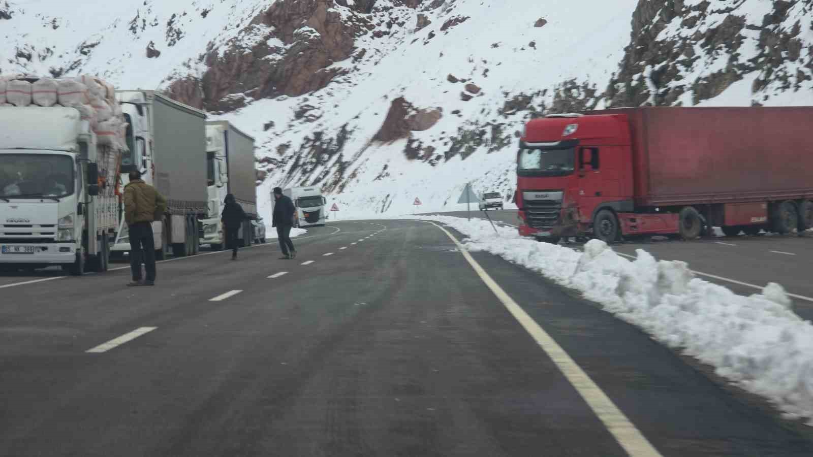 Van-Hakkari kara yolunda çığ sonrası çalışmalar sürüyor
Van-Hakkari kara yolunda çığ sonrası çalışmalar sürüyor