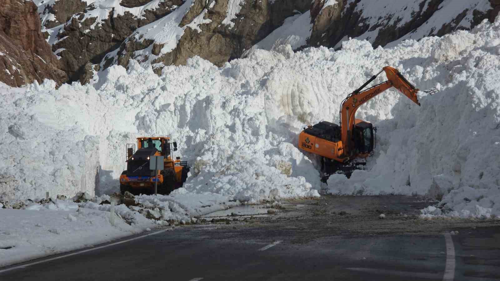 Van-Hakkari kara yolunda çığ sonrası çalışmalar sürüyor
Van-Hakkari kara yolunda çığ sonrası çalışmalar sürüyor