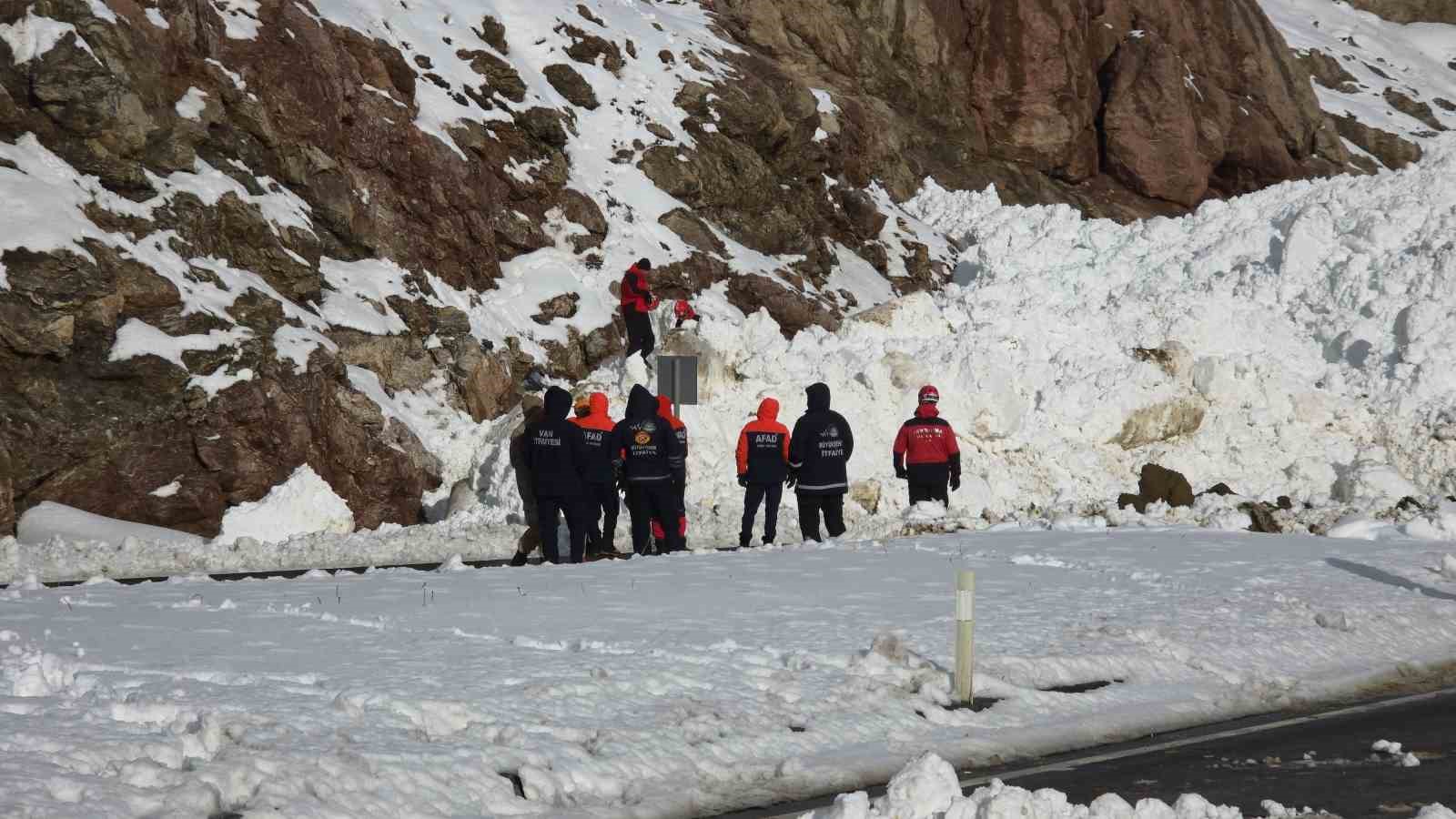 Van-Hakkari kara yolunda çığ sonrası çalışmalar sürüyor
Van-Hakkari kara yolunda çığ sonrası çalışmalar sürüyor