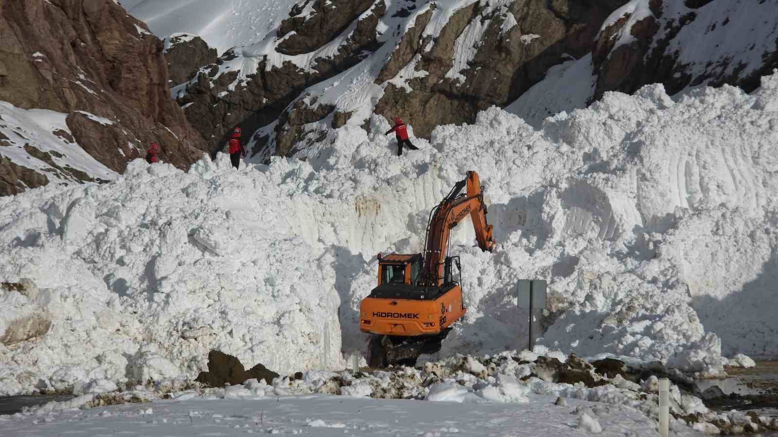 Van-Hakkari kara yolunda çığ sonrası çalışmalar sürüyor
Van-Hakkari kara yolunda çığ sonrası çalışmalar sürüyor