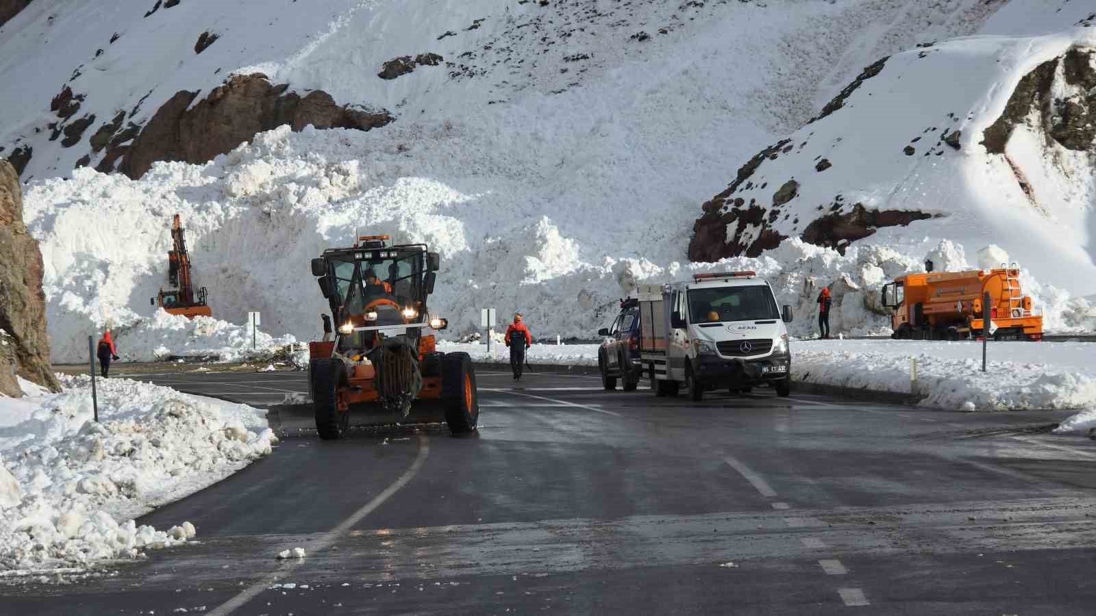 Van-Hakkari kara yolunda çığ sonrası çalışmalar sürüyor
Van-Hakkari kara yolunda çığ sonrası çalışmalar sürüyor