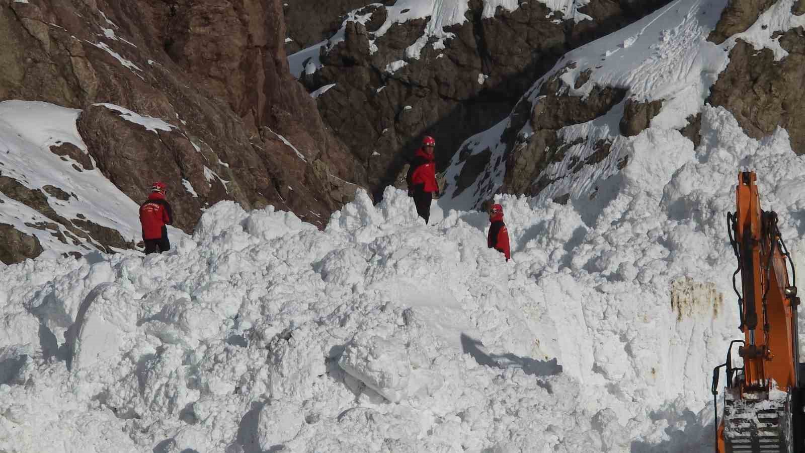Van-Hakkari kara yolunda çığ sonrası çalışmalar sürüyor
Van-Hakkari kara yolunda çığ sonrası çalışmalar sürüyor