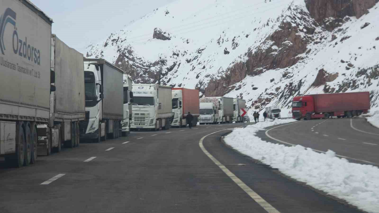 Van-Hakkari kara yolunda çığ sonrası çalışmalar sürüyor
Van-Hakkari kara yolunda çığ sonrası çalışmalar sürüyor