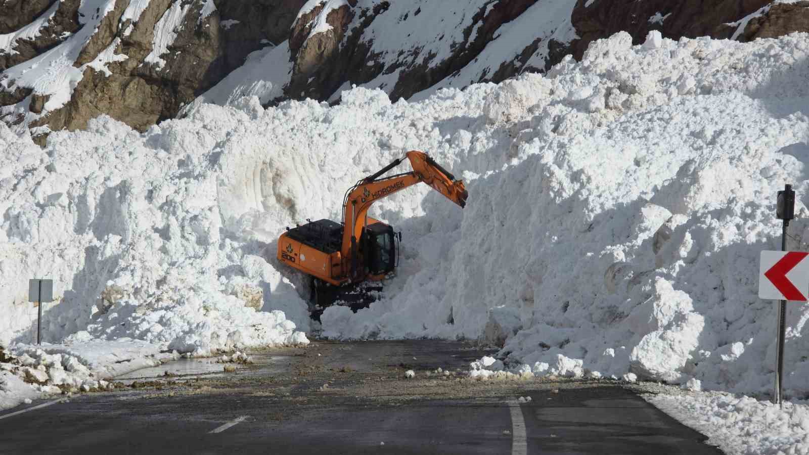 Van-Hakkari kara yolunda çığ sonrası çalışmalar sürüyor
Van-Hakkari kara yolunda çığ sonrası çalışmalar sürüyor