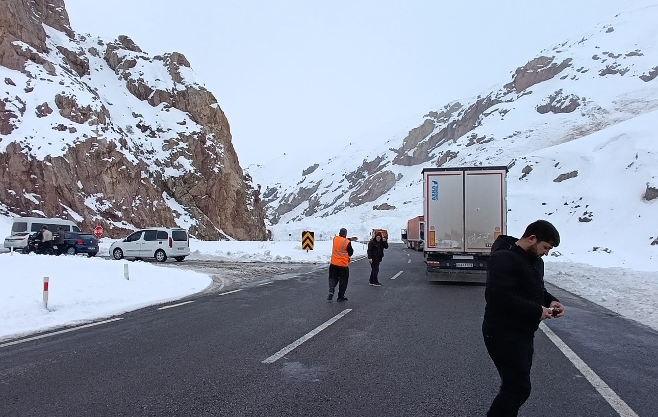 Van-Hakkari karayolunda çığ: Çok sayıda araç mahsur kaldı
