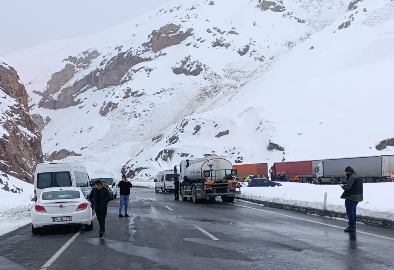 Van-Hakkari karayolunda çığ: Çok sayıda araç mahsur kaldı
