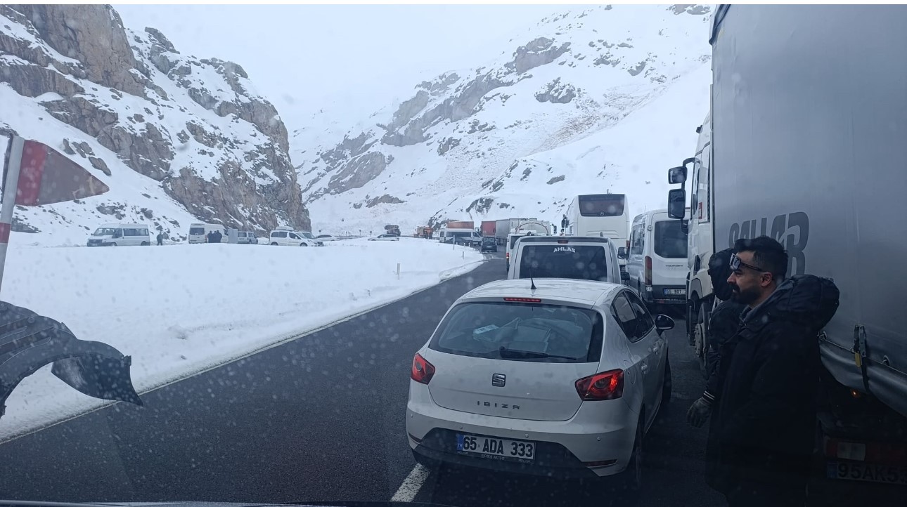 Van-Hakkari karayolunda çığ: Çok sayıda araç mahsur kaldı
