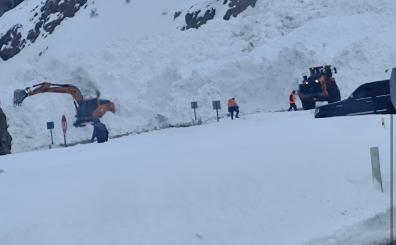 Van-Hakkari karayolunda çığ: Çok sayıda araç mahsur kaldı
