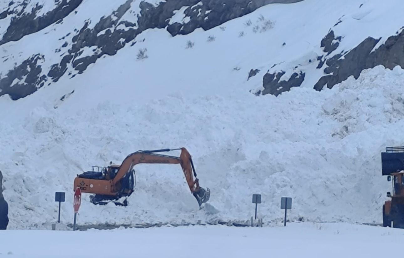 Van-Hakkari karayolunda çığ: Çok sayıda araç mahsur kaldı
