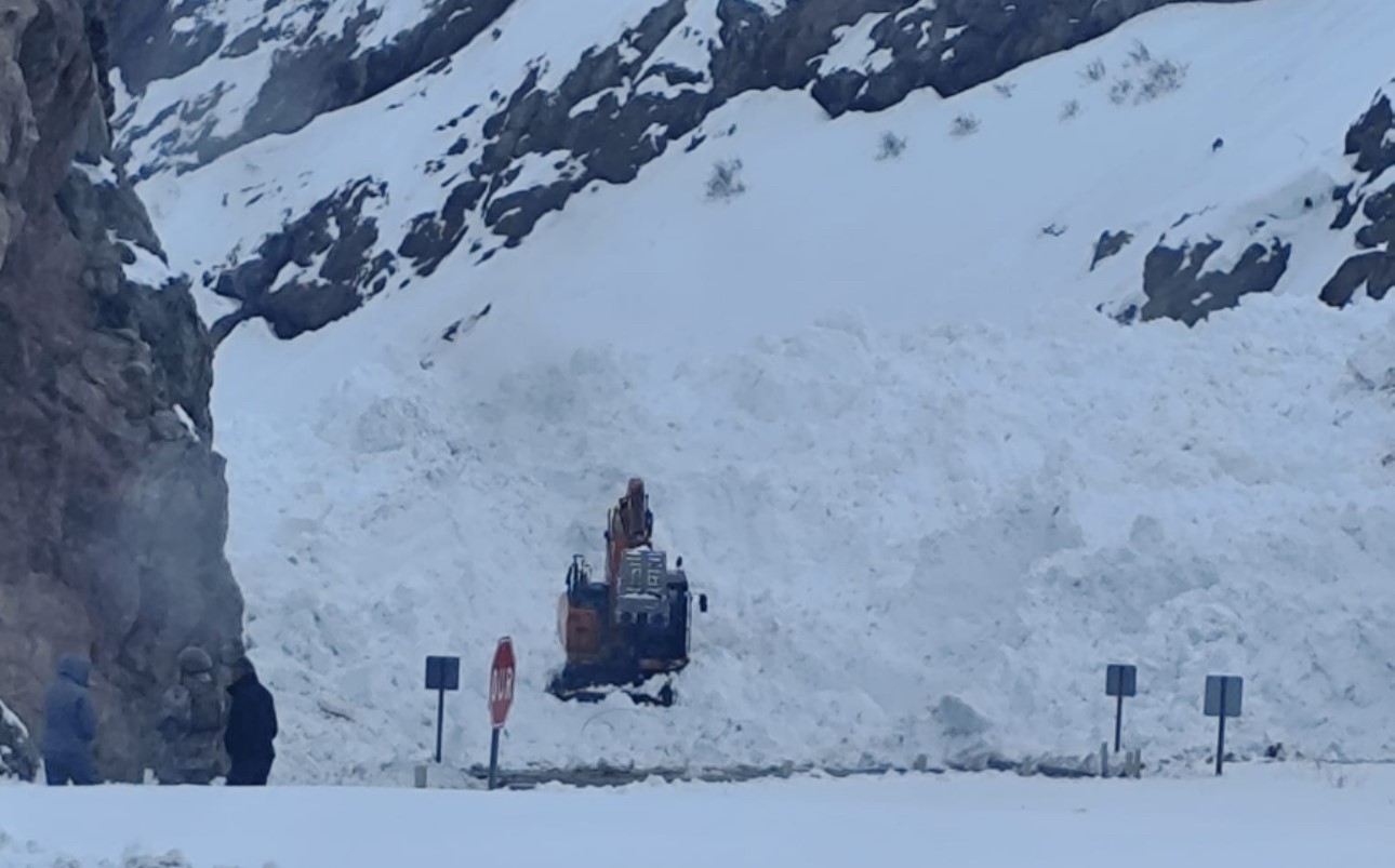 Van-Hakkari karayolunda çığ: Çok sayıda araç mahsur kaldı
