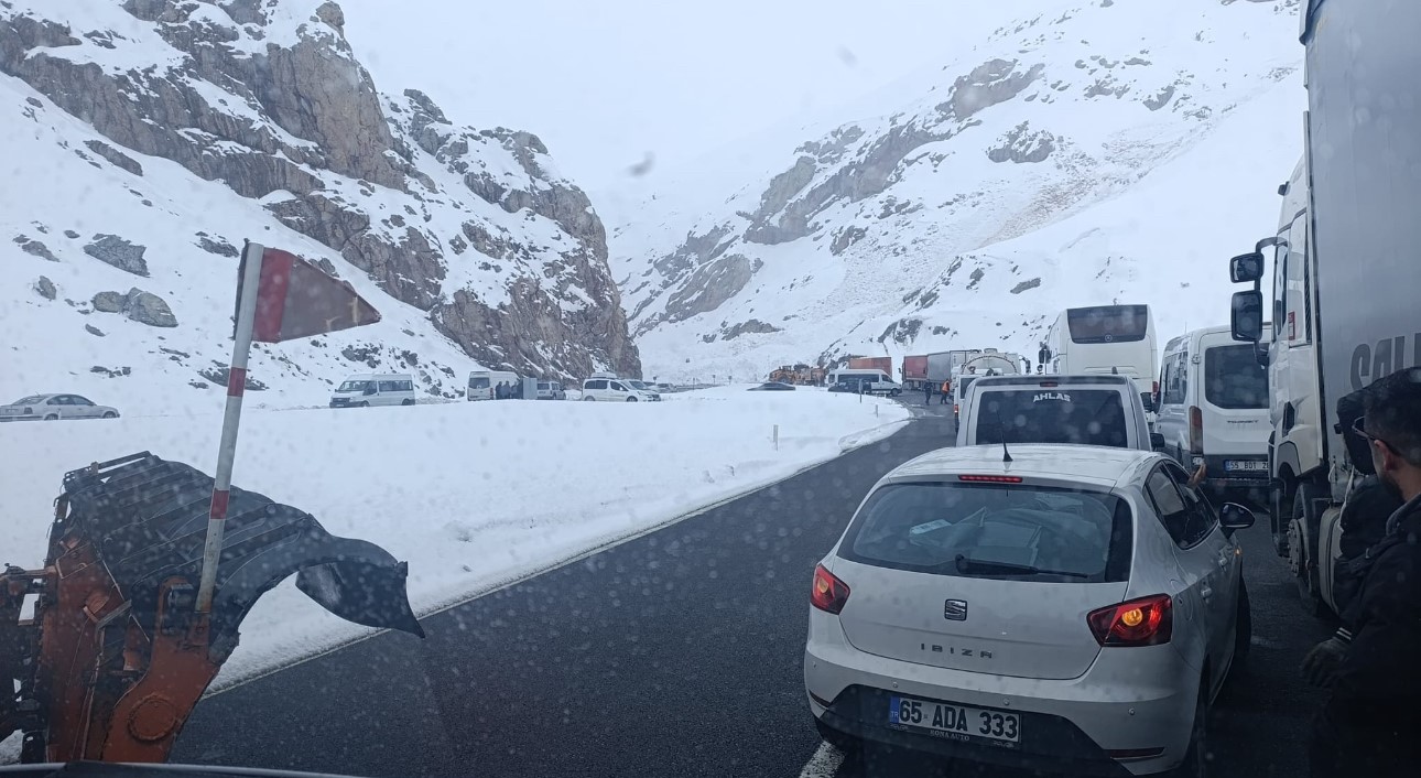 Van-Hakkari karayolunda çığ: Çok sayıda araç mahsur kaldı
