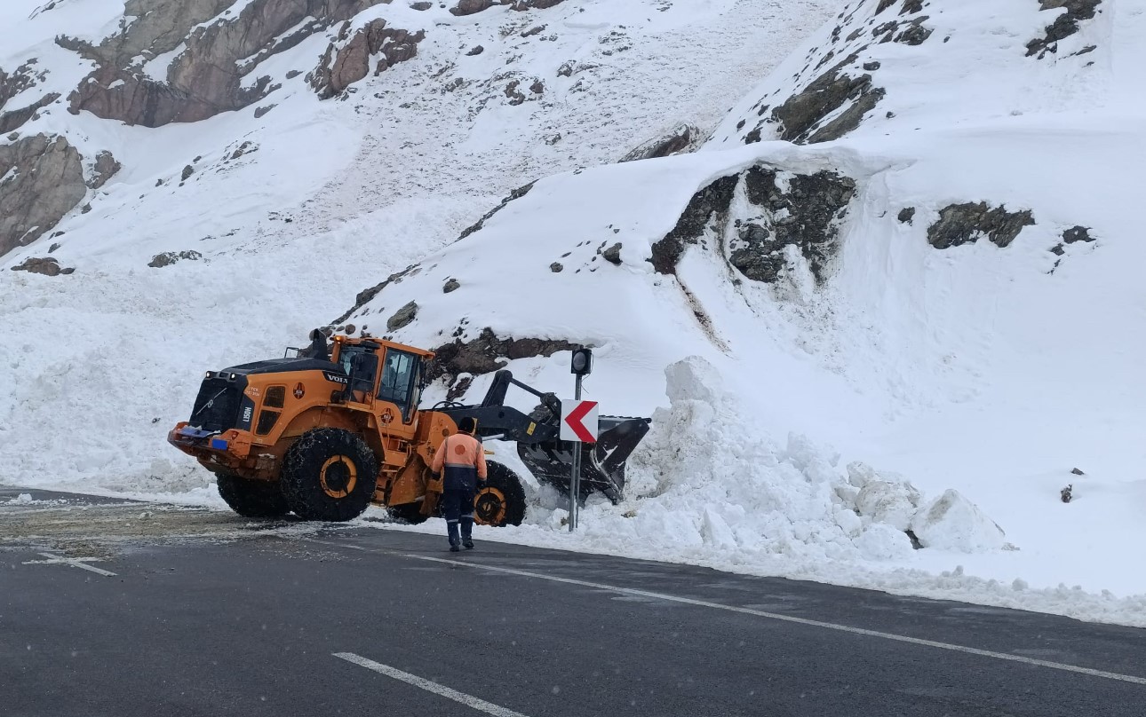Van-Hakkari karayolunda çığ: Çok sayıda araç mahsur kaldı
