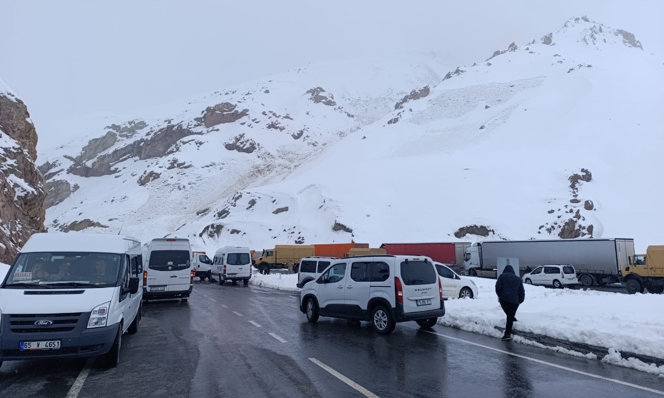 Van-Hakkari karayolunda çığ: Çok sayıda araç mahsur kaldı
