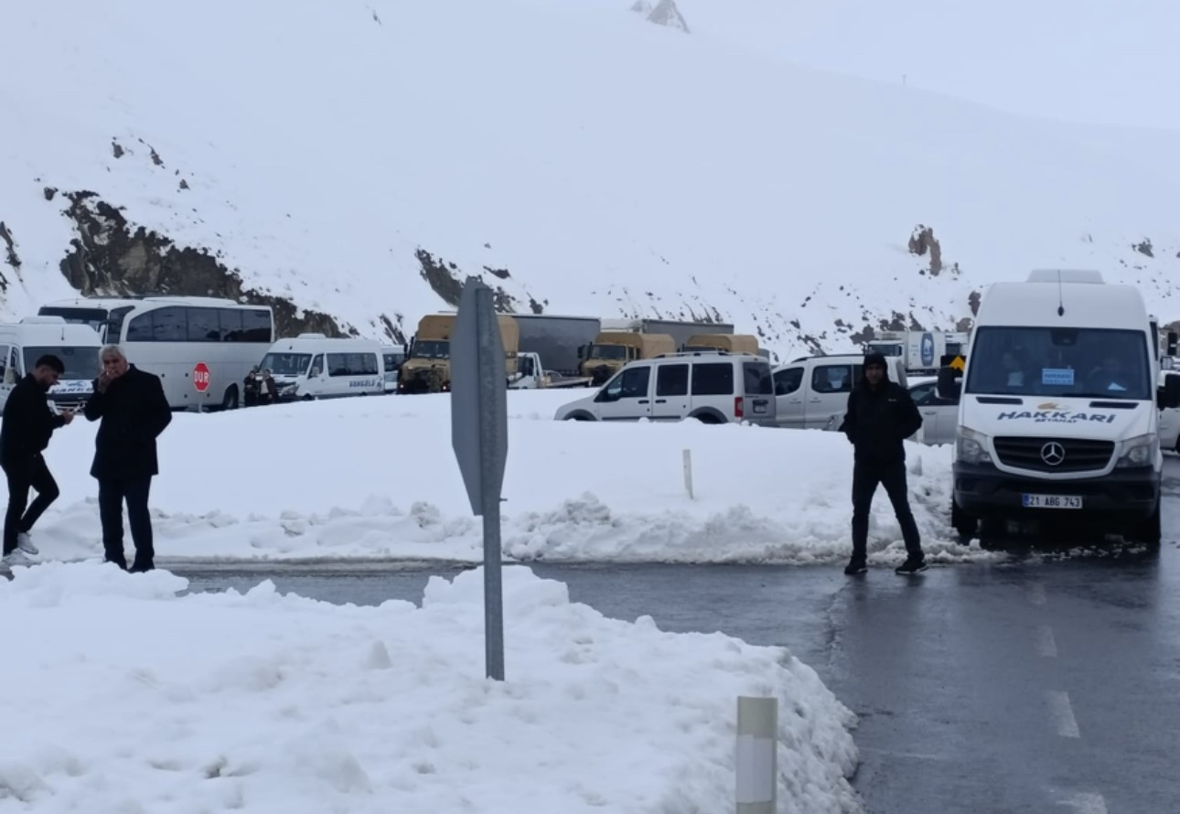 Van-Hakkari karayolunda çığ: Çok sayıda araç mahsur kaldı
