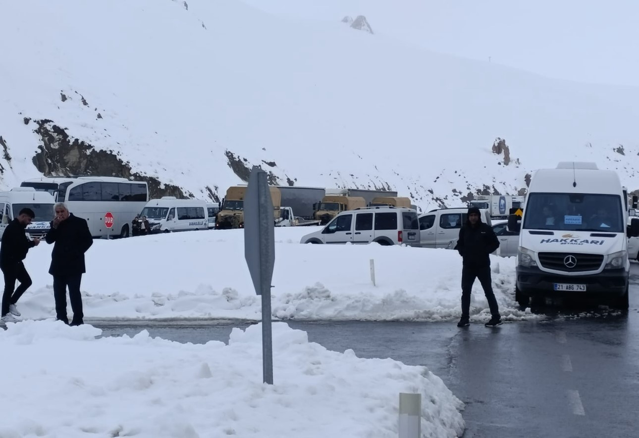 Van-Hakkari karayolunda çığ: Çok sayıda araç mahsur kaldı
