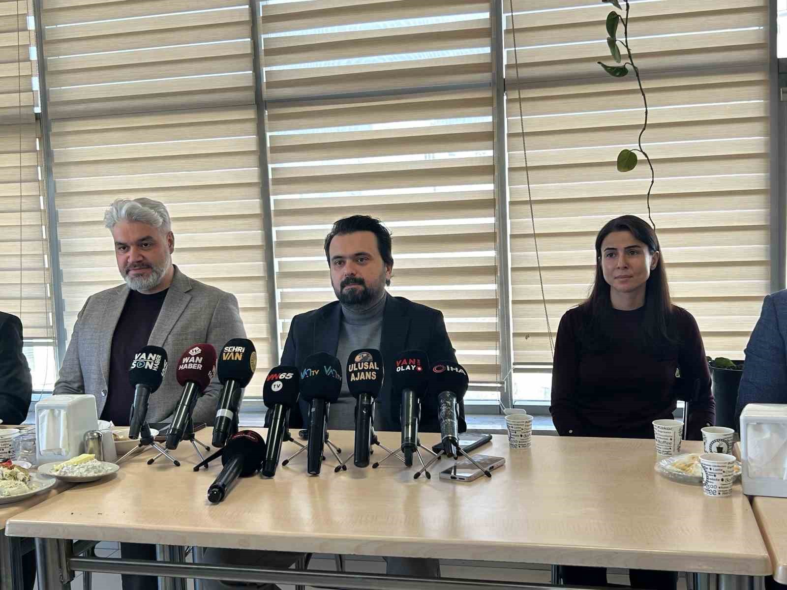 Van İl Sağlık Müdürü Tosun: "Şehir hastanesinin 2028’de hizmete açılması planlanıyor"
Van İl Sağlık Müdürü Tosun: "Şehir hastanesinin 2028’de hizmete açılması planlanıyor"