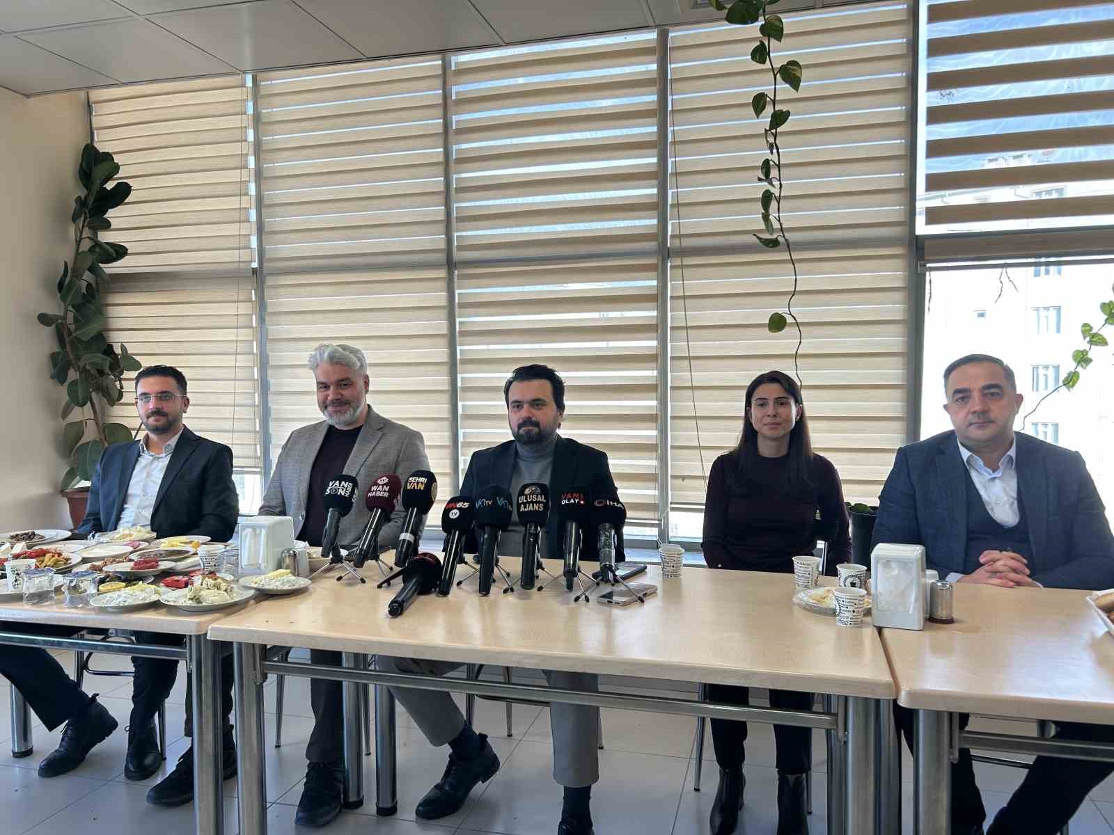 Van İl Sağlık Müdürü Tosun: "Şehir hastanesinin 2028’de hizmete açılması planlanıyor"
Van İl Sağlık Müdürü Tosun: "Şehir hastanesinin 2028’de hizmete açılması planlanıyor"