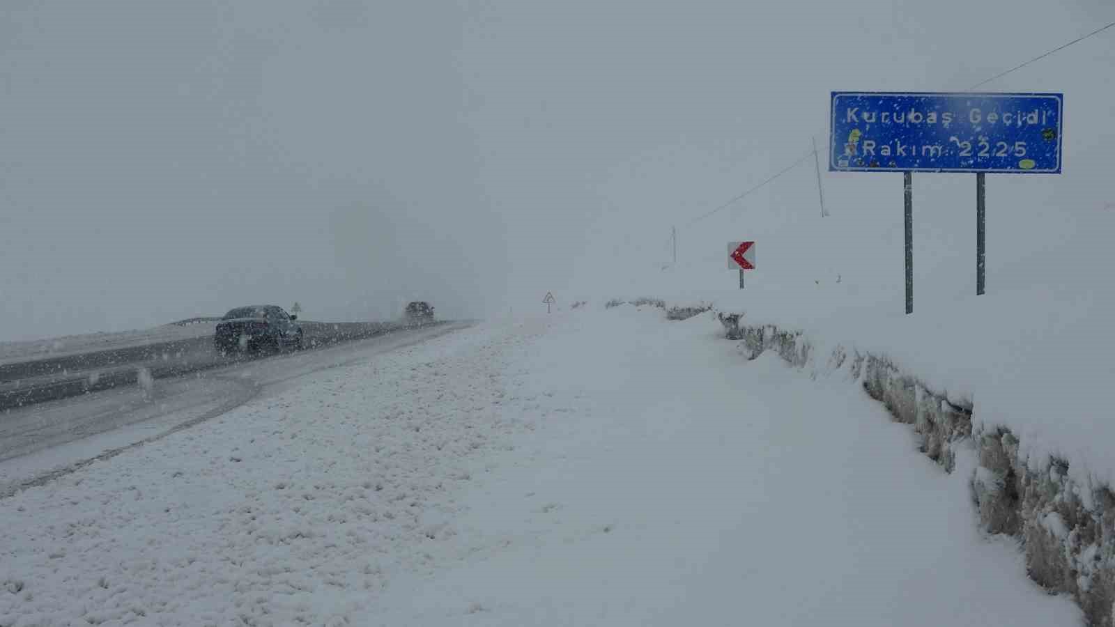 Van Kurubaş Geçidi’nde kar yağışı ve sis etkili oldu
